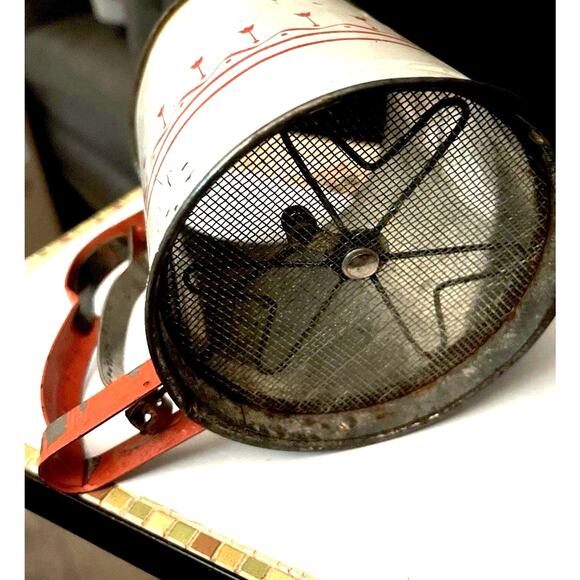 Vintage White and Red Tulips Round Hand Flour Sifter - Picture 5 of 5